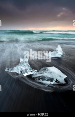 Bourguignons ou icebergs échoués sur la plage volcanique noir Jokulsa, Jokulsarlon, le sud de l'Islande Banque D'Images