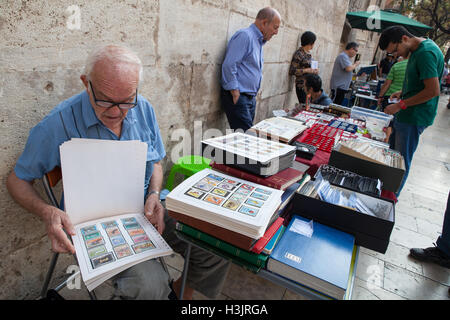 Les collectionneurs de timbres à un marché aux puces dans le vieux quartier de Valence Banque D'Images