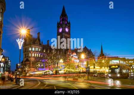 Les marchés de Noël & Manchester Town Hall de nuit, Albert Square, centre de Manchester, Manchester, Angleterre, RU Banque D'Images