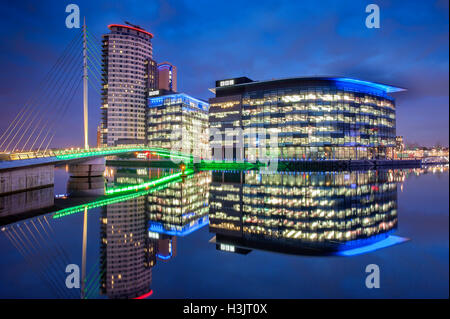 Les studios de la BBC à MediacityUK la nuit, Salford, Greater Manchester, Angleterre, RU Banque D'Images