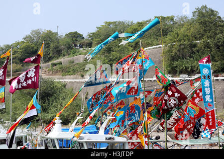 Magnifiquement décorée de drapeaux japonais nautique, bateau de pêche Banque D'Images