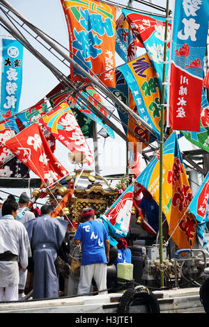 Magnifiquement décorée de drapeaux japonais nautique, bateau de pêche Banque D'Images