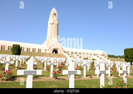 L'ossuaire de Douaumont et le mémorial sur le site de la bataille de Verdun. Banque D'Images