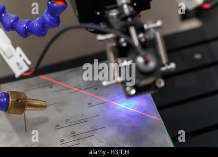 Découpage au laser CNC de haute précision feuille de métal Banque D'Images