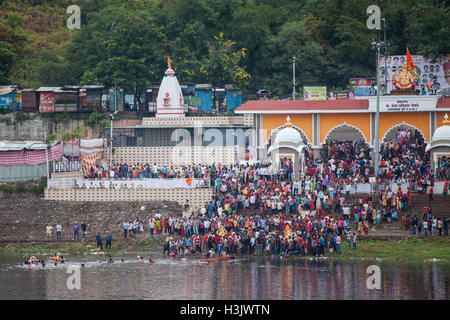 Foule venant à l'immersion de la Ganesh Chaturthi Ganesh à statues, Pune, Inde Banque D'Images