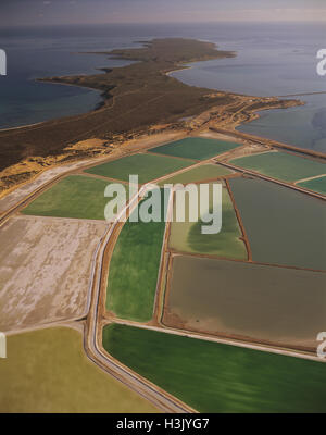 Photo aérienne de l'Étangs de cristallisation saline boucle inutile. Banque D'Images