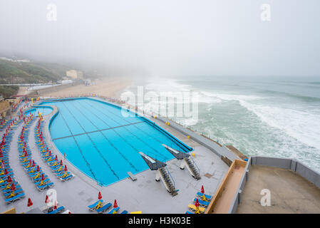 Piscine bleu sur la plage de Praia Grande au Portugal Banque D'Images