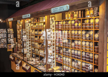 Borough Market, London UK. Étagères avec épices condiments du monde entier Banque D'Images