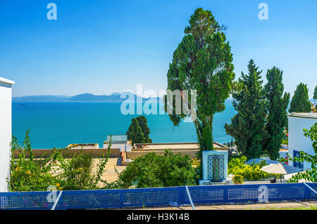 La vue sur le Cap Bon du village de montagne de Sidi Bou Said, Tunisie. Banque D'Images