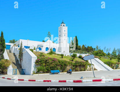La mosquée blanche sur la colline couverte d'un jardin luxuriant à Sidi Bou Said, Tunisie. Banque D'Images