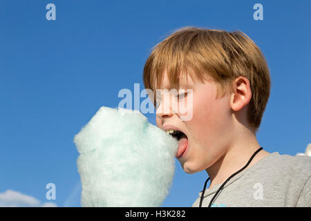 Boy eating Candy Floss, Dom, Hambourg, Allemagne Banque D'Images