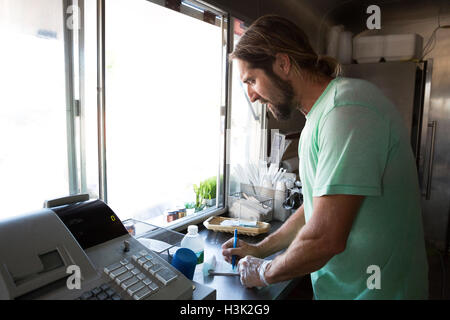 L'homme dans la restauration rapide sur le bloc-notes pour l'écriture de remorque Banque D'Images