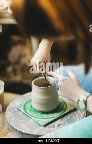Artiste travaillant dans un atelier de poterie Banque D'Images