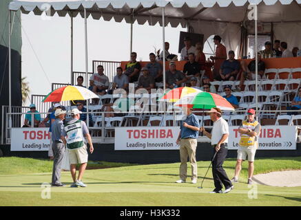 Newport Beach, Californie, USA. 7 Oct, 2016. Les joueurs du circuit des Champions de la PGA de rendre hommage par Arnold Palmer tous l'ouverture de muti-color Bay Hill de parasols. (L à R) MARK BROOKS, KEVIN SUTHERLAND et JOEY SINDELAR se tenir sur la dix-huitième verte pendant le premier tour de l'Toshiba Classic à la Newport Beach Country Club. © Doug Gifford/ZUMA/ZUMAPRESS.com/Alamy fil Live News Banque D'Images