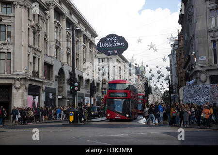 London,UK,8 octobre 2016, Monde célèbre les lumières de Noël sont mis en place dans Oxford Street Londres©Keith Larby/Alamy Live News Banque D'Images