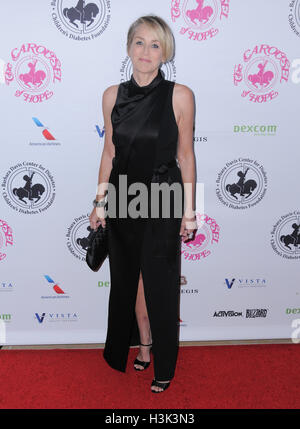 Beverly Hills, CA, USA. 8 octobre 2016. 08 octobre 2016 - Los Angeles, Californie. Sharon Stone. 2016 Carousel of Hope Ball qui a eu lieu au Beverly Hilton Hotel. Crédit photo : Birdie Thompson/AdMedia Crédit : Birdie Thompson/AdMedia/ZUMA/Alamy Fil Live News Banque D'Images