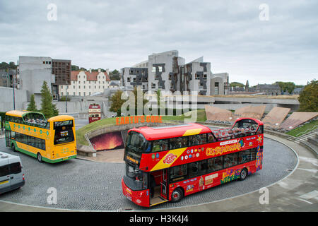 Edinburgh, Scotland UK, samedi 8 octobre 2016. Les touristes s'arrêtent à Terre dynamique après la visite de Paris en bus découvert © InfotronTof/Alamy Live News Banque D'Images