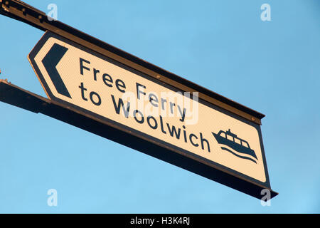 Tamise, Woolwich, London, UK, dimanche 9 octobre 2016. Météo France : le terminal de ferries de signer contre le ciel bleu clair matin d'automne sur la rivière Thames à Woolwich, Londres. Le traversier gratuit populaire a récemment été graciés après TFL a accepté de commission deux nouveaux bateaux d'ici 2018 pour remplacer la flotte vieillissante. Banque D'Images