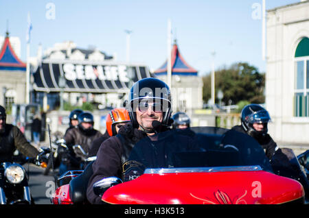 Brighton, UK. 9 octobre, 2016. Des milliers d'amicale des motards, surtout avec des Harley Davidsons, hot rods et trikes, descendre sur le front de mer de Brighton's Madeira Drive pour l'événement annuel Brightona. L'activité de bienfaisance, de recueillir des fonds pour la charité, Cœur du Sussex a la musique sur trois étapes, un mur de la mort, et un tour dans la collecte le maire de la maison familiale pour l'ouverture officielle de l'événement. Credit : Francesca Moore/Alamy Live News Banque D'Images