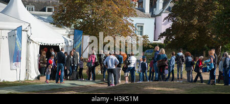 Wimbledon Common, London, UK. 9 octobre, 2016. Les gens queue pour entrer dans le chapiteau Bookfest Wimbledon érigée sur la commune sur le dernier jour de l'événement. Credit : Malcolm Park editorial/Alamy Live News. Banque D'Images