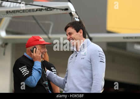 Circuit de Suzuka Suzuka, ville, préfecture de Mie, au Japon. 05Th Oct, 2018. Formula 1 Grand Prix du Japon le jour de la course. Toto Wolff et Niki Lauda chat après la course © Action Plus Sports/Alamy Live News Banque D'Images