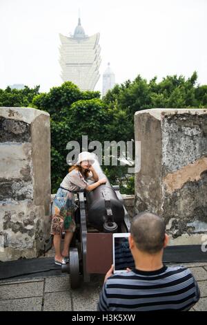 Macao, Chine. 9 octobre, 2016. Les touristes visiter le mont forteresse à Macao, Chine du sud, le 9 octobre 2016. La 5e Conférence ministérielle du Forum de coopération économique et commerciale entre la Chine et les pays de langue portugaise aura lieu à Macao le 11 et 12 octobre. © KA Kam Cheong/Xinhua/Alamy Live News Banque D'Images