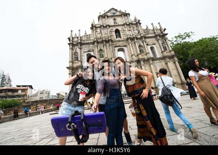 Macao, Chine. 9 octobre, 2016. Les touristes posent pour des photos dans les ruines de St Paul's à Macao, Chine du sud, le 9 octobre 2016. La 5e Conférence ministérielle du Forum de coopération économique et commerciale entre la Chine et les pays de langue portugaise aura lieu à Macao le 11 et 12 octobre. © KA Kam Cheong/Xinhua/Alamy Live News Banque D'Images