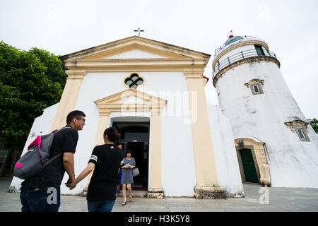 Macao, Chine. 9 octobre, 2016. Les touristes visitent un phare à Macao, Chine du sud, le 9 octobre 2016. La 5e Conférence ministérielle du Forum de coopération économique et commerciale entre la Chine et les pays de langue portugaise aura lieu à Macao le 11 et 12 octobre. © KA Kam Cheong/Xinhua/Alamy Live News Banque D'Images