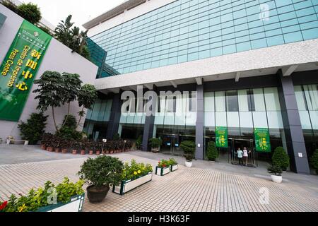 Macao. 9 octobre, 2016. Photo prise le 9 octobre 2016 à l'extérieur de la scène montre Centre des médias de la 5e Conférence ministérielle du Forum de coopération économique et commerciale entre la Chine et les pays de langue portugaise à Macao, Chine du sud. Le Centre des médias a été mis en service le dimanche. La conférence aura lieu à Macao le 11 et 12 octobre. © KA Kam Cheong/Xinhua/Alamy Live News Banque D'Images