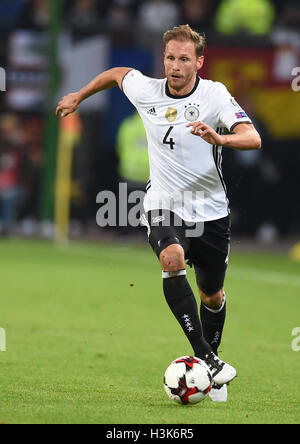 Hambourg, Allemagne. 05Th Oct, 2016. L'Allemagne Benedikt Hoewedes en action au cours de la qualification de la Coupe du monde match de football entre l'Allemagne et la République tchèque dans le Volksparkstadion stadium à Hambourg, Allemagne, 08 octobre 2016. Photo : Carmen Jaspersen/dpa/Alamy Live News Banque D'Images