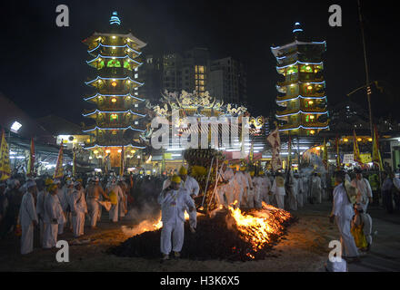 Ampang, Kuala Lumpur, Malaisie. 9 octobre, 2016. Les amateurs de marche sur un lit de charbons ardents au cours de dernier jour des neuf dieux empereur à Kuala Lumpur. Le festival a lieu chaque année sur le neuvième jour du neuvième mois lunaire, lorsque l'on croit par des disciples que l'esprit de l'empereur neuf dieux descendent sur terre et posséder les médiums, les mettant dans une transe. © Kepy/ZUMA/Alamy Fil Live News Banque D'Images
