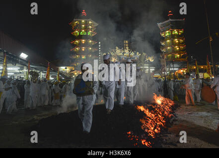 Ampang, Kuala Lumpur, Malaisie. 9 octobre, 2016. Les amateurs de marche sur un lit de charbons ardents au cours de dernier jour des neuf dieux empereur à Kuala Lumpur. Le festival a lieu chaque année sur le neuvième jour du neuvième mois lunaire, lorsque l'on croit par des disciples que l'esprit de l'empereur neuf dieux descendent sur terre et posséder les médiums, les mettant dans une transe. © Kepy/ZUMA/Alamy Fil Live News Banque D'Images
