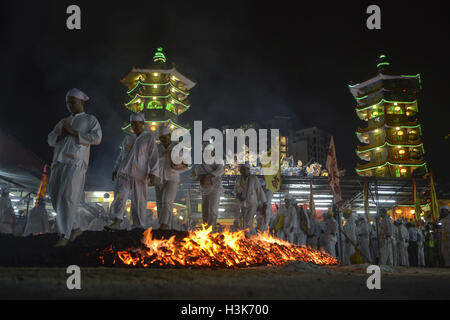 Ampang, Kuala Lumpur, Malaisie. 9 octobre, 2016. Les amateurs de marche sur un lit de charbons ardents au cours de dernier jour des neuf dieux empereur à Kuala Lumpur. Le festival a lieu chaque année sur le neuvième jour du neuvième mois lunaire, lorsque l'on croit par des disciples que l'esprit de l'empereur neuf dieux descendent sur terre et posséder les médiums, les mettant dans une transe. © Kepy/ZUMA/Alamy Fil Live News Banque D'Images
