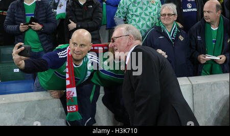 Stade national de football à Windsor Park, Belfast, Irlande du Nord. Le 08 octobre 2016. Pour marquer l'ouverture officielle du stade national de football à Windsor Park à Belfast (le re-développement de l'ancien parc de Windsor) un tour de l'Irlande du Nord légendes autour du stade a eu lieu. L'ancien champion du monde de snooker Dennis Taylor était une des légendes de participer. David Hunter/Alamy Live News. Banque D'Images