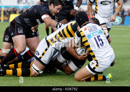 Barnet Copthall, Londres, Royaume-Uni. 09Th Oct, 2016. Aviva Premiership Rugby. Sarrasins contre les guêpes. Billy Vunipola des Sarrasins durs vers la ligne comme Rob Miller et Kearnan Myall de guêpes faire l'attaquer. © Plus Sport Action/Alamy Live News Banque D'Images