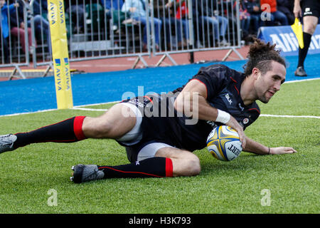 Barnet Copthall, Londres, Royaume-Uni. 09Th Oct, 2016. Aviva Premiership Rugby. Sarrasins contre les guêpes. Mike Ellery de Saracens scores dans le coin comme tim eruns à la fin de la première moitié. © Plus Sport Action/Alamy Live News Banque D'Images