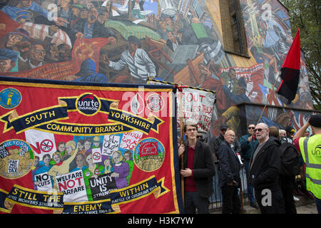 Londres, Royaume-Uni. 9 octobre, 2016. Les fascistes se rassembler devant la bataille de Cable Street murale dans Les Jardins St Georges au cours de la rue du 80 mars et rally grâce à Whitechapel pour marquer le 80e anniversaire de la bataille de Cable Street le 09 octobre 2016 à Londres, Royaume-Uni. La manifestation marque le jour où des dizaines de milliers de personnes à travers l'East End, rejoints par d'autres qui sont venus pour les soutenir, empêché Oswald Mosley's Union britannique des fascistes envahissent les zones juives de l'East End. Crédit : Michael Kemp/Alamy Live News Banque D'Images