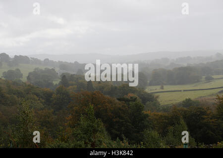 Mauvais temps souffle dans plus de la vallée Blubberhouses Washburn, Harrogate, North Yorkshire, Angleterre, Royaume-Uni, à plein sud dans la vallée de Thruscross Barrage. Crédit : Les Wagstaff/Alamy Live News Banque D'Images