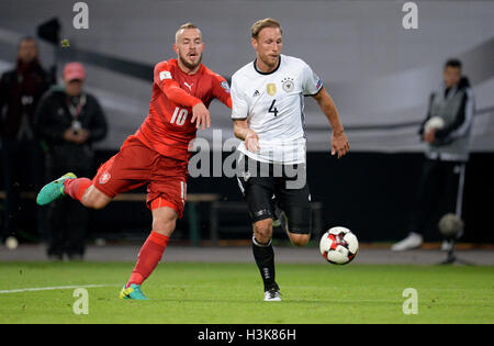 Hambourg, Allemagne. 05Th Oct, 2016. L'Allemagne Benedikt Hoewedes (R) en action contre M. Skalak Jiri de la République tchèque lors de la qualification de la Coupe du monde match de football entre l'Allemagne et la République tchèque dans le Volksparkstadion stadium à Hambourg, Allemagne, 08 octobre 2016. Photo : Daniel Reinhardt/dpa/Alamy Live News Banque D'Images