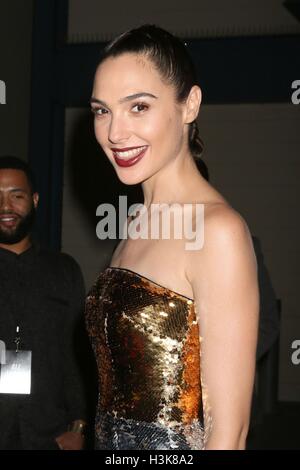 Los Angeles, CA, USA. 8 octobre 2016. Gal Gadot aux arrivées POUR SUIVRE LE JONESES Premiere, Los Angeles, CA, le 8 octobre 2016. © Priscille Grant/Everett Collection/Alamy Live News Banque D'Images