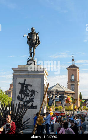 Alcala de Henares, Espagne. 8 octobre 2016. Les gens qui marchent par Cervantes's square. Marché du Cervantino. (Octobre 7th-12th, 2016). De nombreuses activités culturelles sont faites autour de la figure universelle du célèbre écrivain Miguel de Cervantes, et l'époque médiévale. Le plus grand marché médiéval, de l'Europe, est organisé ces jours dans les rues du centre historique d'Alcalá de Henares, site du patrimoine mondial (Madrid - Espagne). Credit : Russet pomme/Alamy Live News Banque D'Images