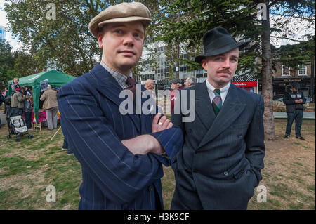 Londres, Royaume-Uni. 9 octobre 2016. Quelques-uns de ceux qui prennent part à la Marche et rassemblement à l'Est de Londres pour célébrer la bataille de câble St' en 1936, est entrée dans la période robe. Le 4 octobre 1936. Les gens de la région, principalement des Irlandais et des juifs, n'a pas tenu compte de la plaidoirie de la partie du travail et d'autres et sont venus par milliers united en tant que Communauté pour lutter contre les policiers qui tentaient de forcer un itinéraire pour Oswald Mosley et de l'Union britannique des fascistes. Banque D'Images