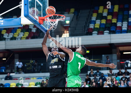 Londres, Royaume-Uni, le 9 octobre 2016. Battre les Lions Londres Plymouth Raiders 105 vs 79 dans le BBL cup.Londres avant de Lion rend le tir. Credit : pmgimaging/Alamy Live News Banque D'Images