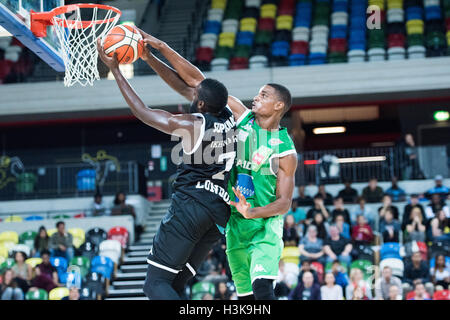 Londres, Royaume-Uni, le 9 octobre 2016. Battre les Lions Londres Plymouth Raiders 105 vs 79 dans le BBL Cup Match. Joe Ikhinmwin (07) rend le panier. Credit : pmgimaging/Alamy Live News Banque D'Images