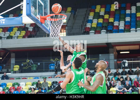 Londres, Royaume-Uni, le 9 octobre 2016. Battre les Lions Londres Plymouth Raiders 105 vs 79 dans le BBL Cup Match. Plymouth Raiders la notation. Credit : pmgimaging/Alamy Live News Banque D'Images