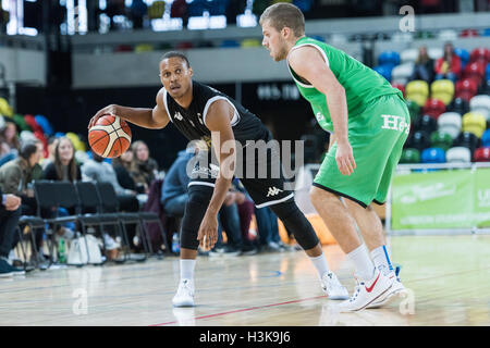 Londres, Royaume-Uni, le 9 octobre 2016. Battre les Lions Londres Plymouth Raiders 105 vs 79 dans le BBL Cup Match. Lion's London Andre Lockhart (06) à la recherche d'un coéquipier. Credit : pmgimaging/Alamy Live News Banque D'Images