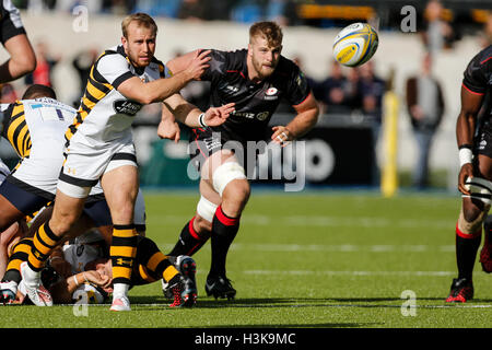 Barnet Copthall, Londres, Royaume-Uni. 09Th Oct, 2016. Aviva Premiership Rugby. Sarrasins contre les guêpes. Dan Robson de guêpes tourne un laissez-passer. Score final : 30-14 Saracens guêpes. Credit : Action Plus Sport/Alamy Live News Banque D'Images