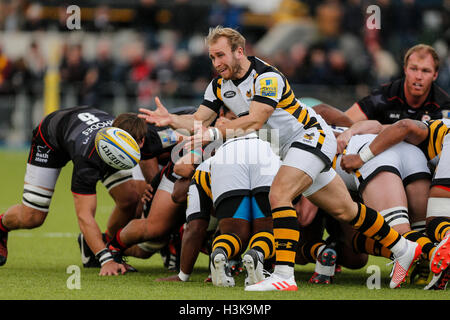 Barnet Copthall, Londres, Royaume-Uni. 09Th Oct, 2016. Aviva Premiership Rugby. Sarrasins contre les guêpes. Dan Robson de guêpes tourne un laissez-passer. Score final : 30-14 Saracens guêpes. Credit : Action Plus Sport/Alamy Live News Banque D'Images