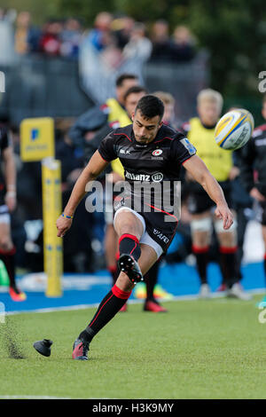 Barnet Copthall, Londres, Royaume-Uni. 09Th Oct, 2016. Aviva Premiership Rugby. Sarrasins contre les guêpes. Alex Lozowski de Sarrasins kicks une conversion. Score final : 30-14 Saracens guêpes. Credit : Action Plus Sport/Alamy Live News Banque D'Images
