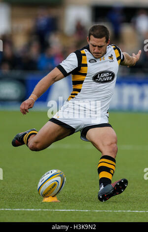 Barnet Copthall, Londres, Royaume-Uni. 09Th Oct, 2016. Aviva Premiership Rugby. Sarrasins contre les guêpes. Jimmy Gopperth de guêpes kicks une pénalité. Score final : 30-14 Saracens guêpes. Credit : Action Plus Sport/Alamy Live News Banque D'Images